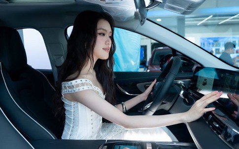 Phương Oanh tậu xe hơi