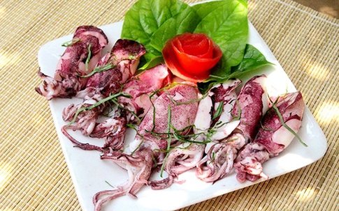 Bí quyết luộc mực tươi giòn, ngọt thơm như nhà hàng và món mực luộc lá lốt cực kỳ ngon cơm