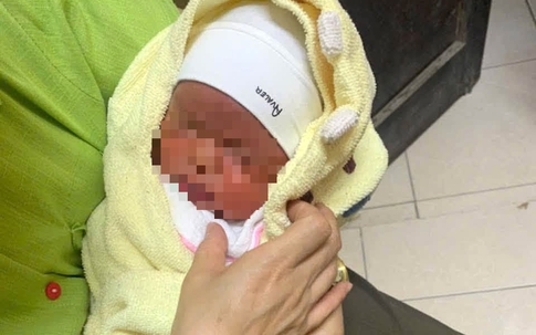 Xót xa bé gái sơ sinh bị bỏ rơi ở khu vực nhà văn hóa trong đêm