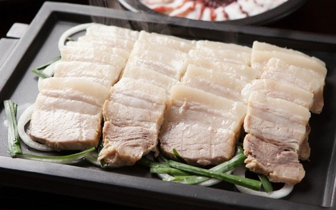 Luộc thịt nên cho vào nước sôi hay nước lạnh? Nhiều người làm theo thói quen nhưng chưa chắc đã đúng