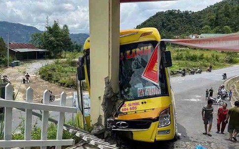 Xe khách mất phanh lao thẳng vào cổng trường học ở Tuyên Quang