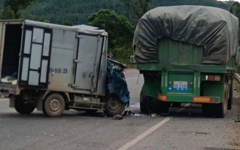 Đâm vào xe đầu kéo dừng bên đường, hai vợ chồng thương vong