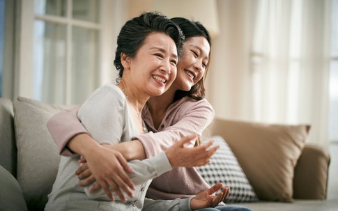 Con dâu chuyển khoản biếu tiền, người khôn ngoan hiếm khi chỉ đáp 'cảm ơn': 3 cách đáp lại giúp tình cảm thêm gắn bó