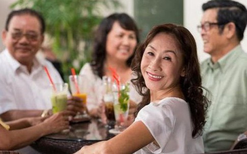 Sau buổi họp lớp ở tuổi 62, tôi mới hiểu: Cuộc đời không phải ai cố gắng hơn thì sẽ thắng
