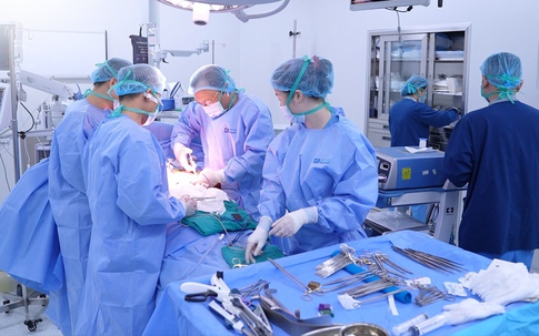 Phát hiện ung thư đại tràng giai đoạn III khi đã mắc xơ gan vì thói quen nhiều người Việt duy trì