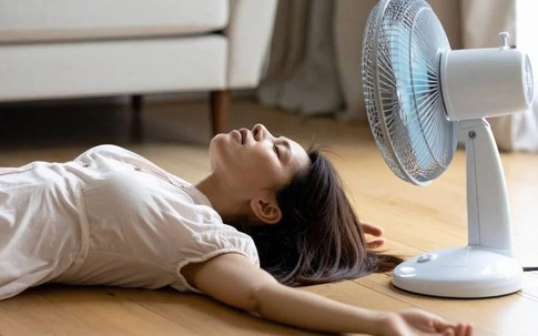 Dùng quạt sai cách trong ngày nắng nóng có thể gây hại sức khỏe: 5 lỗi nhiều gia đình đang mắc phải