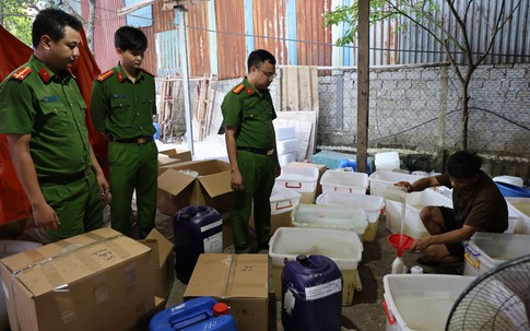 Ninh Bình: Khởi tố hai đối tượng cầm đầu đường dây sản xuất sữa tắm, dầu gội giả