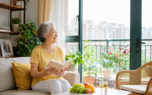 Nghỉ hưu rồi mới hiểu: Không ở cùng con cái, tuổi già lại bình yên hơn