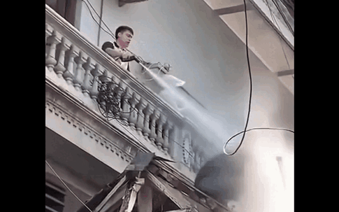 Hà Nội: Công an vào cuộc vụ hàng xóm dùng vòi phun nước 'tấn công' thợ xây nhà liền kề
