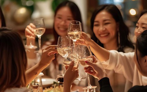 Không thích món sếp mời: Người EQ thấp từ chối ngay, người EQ cao nói một câu khiến sếp hài lòng