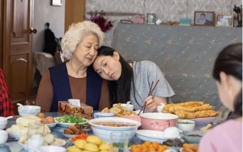 Cha mẹ nghỉ hưu vẫn phải 'nuôi ngược' con cái: Nghịch cảnh gây tranh cãi