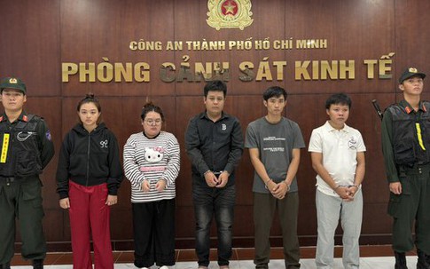 Công an TPHCM bắt vợ chồng chủ xưởng giày cùng 3 nhân viên