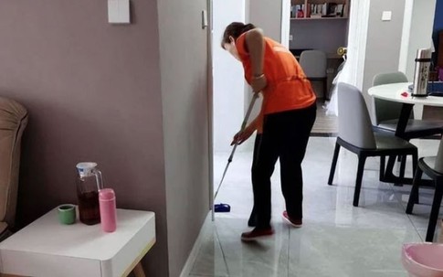 Làm giúp việc lương thấp suốt 10 năm, ngày nghỉ việc tôi chết lặng khi nhìn 2 tờ giấy bà chủ đưa