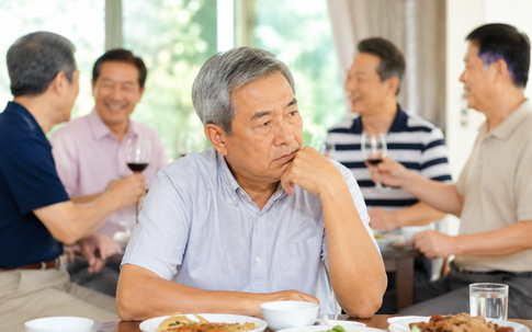 Sau nghỉ hưu, cụ ông quyết giữ chặt tiền và tránh xa 1 kiểu bạn: Càng nể càng thiệt