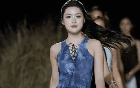 Phương Oanh lại gây chú ý