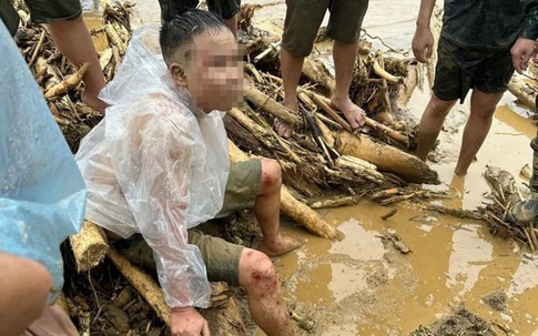 Tin sáng 19/7: Người đàn ông mất vợ con kể khoảnh khắc cả nhà ôm nhau trước khi bị lũ cuốn trôi; Nghệ An khẩn trương dập dịch H5N1