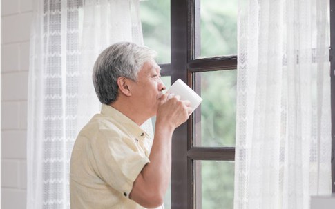 Sống với con gái 3 năm, cha già lặng lẽ về quê vì một cuốn sổ