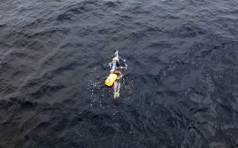 17 giờ xé sóng biển đêm: Hành trình vượt giới hạn của kình ngư khuyết tật và thông điệp 'Không gì là không thể'