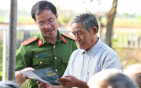 Khám bệnh, cấp phát thuốc và tuyên truyền phòng, chống ma túy tại Quảng Trị


