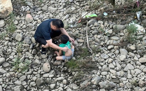 Cán bộ xã ở Thái Nguyên lao xuống sông cứu sống bé trai chới với giữa dòng nước
