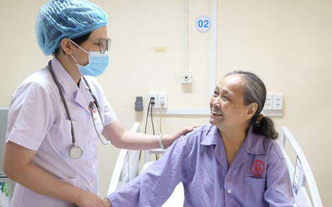 Người phụ nữ sốc nhiễm khuẩn, suy đa cơ quan sau 3 ngày sốt ho, bác sĩ chỉ dấu hiệu nguy hiểm ở người cao tuổi