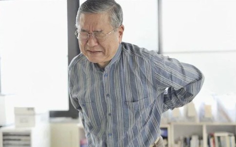 Bị con trai bỏ mặc lúc đau ốm, cha già dùng 'lá bài cuối cùng' để đổi lấy tuổi già an yên