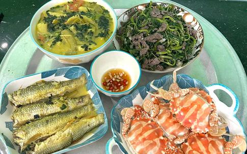 Mâm cơm gia đình nấu vội sau giờ tan ca gây chú ý
