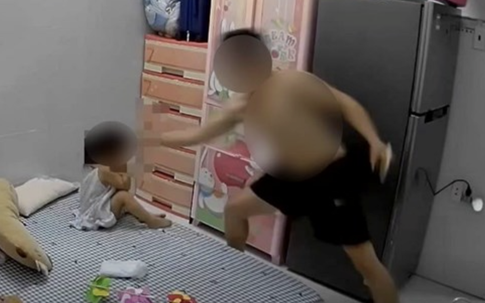 Triệu tập gã đàn ông đánh đập dã man con riêng của người tình ở TP.HCM