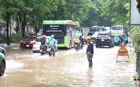 Bão số 1 áp sát Quảng Ninh, Hà Nội kích hoạt phương án ứng phó mưa lớn và dông lốc