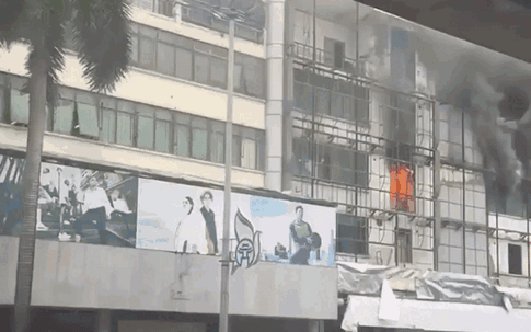 Hà Nội: Cháy lớn tại siêu thị điện máy cũ trên đường Trần Phú