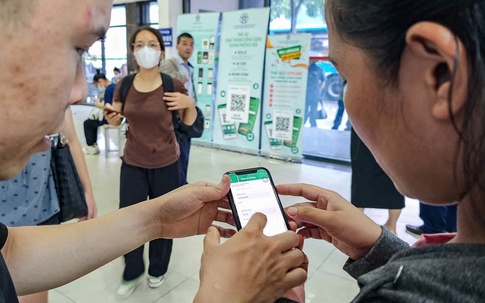 Từ 6/7, Hà Nội bắt đầu mở đăng ký miễn phí thẻ vé xe buýt điện tử gắn chip