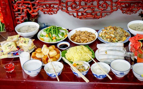 Bàn thờ gia tiên cúng mấy bát cơm mới đúng?