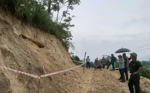 Nguy cơ sạt lở mái dốc đe dọa an toàn tại Đền Sóc, Hà Nội kích hoạt ứng phó khẩn cấp