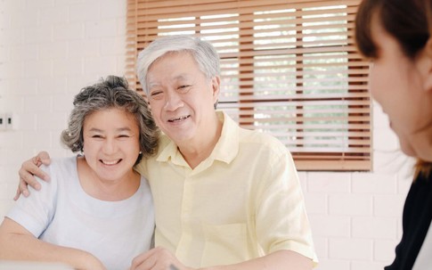 Cha mẹ già bỗng ngủ nhiều, nói chuyện khác thường, vui vẻ bất ngờ: Con cái hãy về nhà nhiều hơn