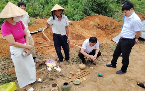 Đào đất làm hàng rào, người dân phát hiện mộ gạch cổ có kiếm, chân đèn đất nung và tiền cổ