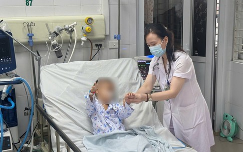 Chỉ sau 2 ngày sốt và đau đầu, bé trai 9 tuổi rơi vào hôn mê