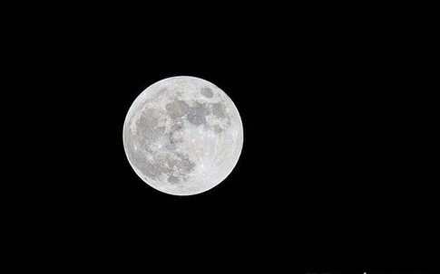 Một người dân gọi đường dây nóng phản ánh "trăng sáng quá không ngủ được"