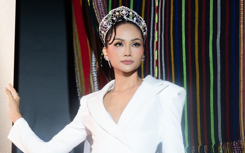 H'Hen Niê đội vương miện xuất hiện sau tấm rèm thổ cẩm, câu chuyện đằng sau gây chú ý