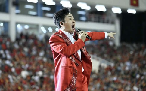 Sân Mỹ Đình bùng nổ với màn trình diễn của ca sĩ Tùng Dương