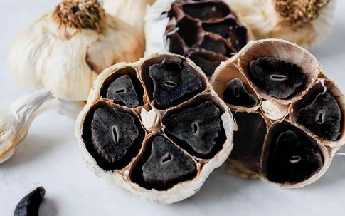 Tuyệt chiêu tự làm tỏi đen tại nhà bằng nồi cơm điện chuẩn dẻo, bổ dưỡng