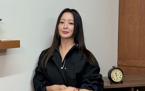 Quốc bảo nhan sắc Kim Hee Sun gây sốt với vẻ đẹp ở tuổi 49