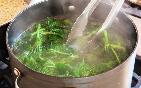Mở vung khi luộc rau có giúp 'bay hơi' hóa chất?