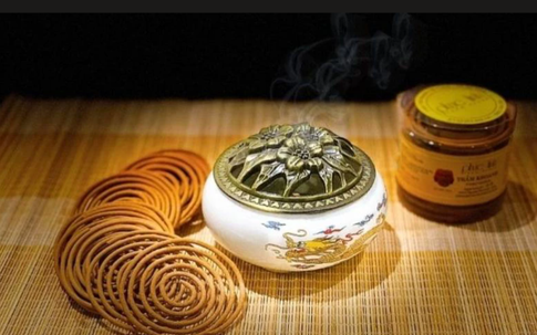 Có nên cắm cây thắp hương vòng vào bát hương gia tiên? Cách thắp hương vòng và những lưu ý quan trọng