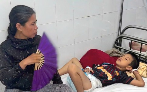 MS 1115: Thương cảnh bé trai ở Huế mắc u ác tính, mẹ bệnh tật không thể chăm con