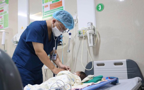 Bé 1 tháng tuổi nhập viện cấp cứu sau khi người lớn nhỏ nhầm axit vào miệng