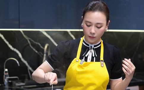 Vào bếp ngày mưa, Phương Oanh trổ tài món 'tưởng không dễ mà dễ không tưởng'