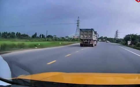 Xi-nhan “nửa chừng”, tài xế xe tải bị phạt và trừ điểm giấy phép lái xe
