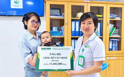 Bé trai bị bỏ rơi trước cổng chùa nhận hơn 11 triệu đồng để phẫu thuật dị tật