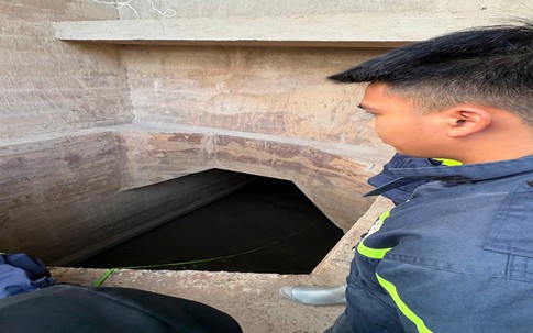 Hà Nội: Kịp thời giải cứu 2 người mắc kẹt trong ống cống tại khu vực cống Chèm
