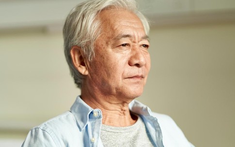 Để con nhận hộ lương hưu và lãi tiết kiệm, tôi phải xin từng đồng khi cần